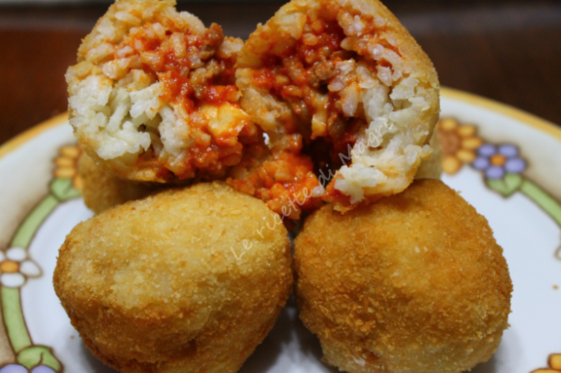 Arancini di riso con cuore rosso.png