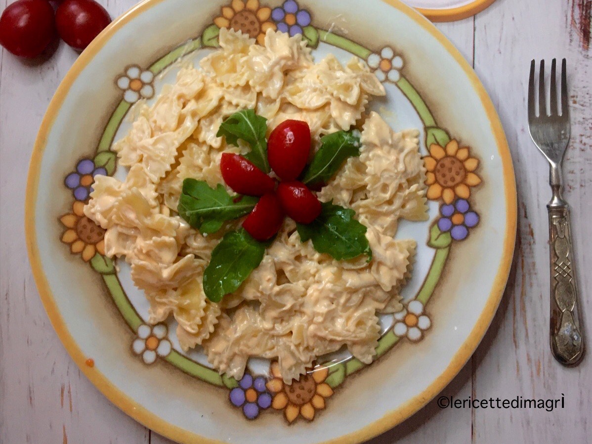 Farfalle_con_philadelphia_al_salmone_rucola_e_pomodorini.JPG