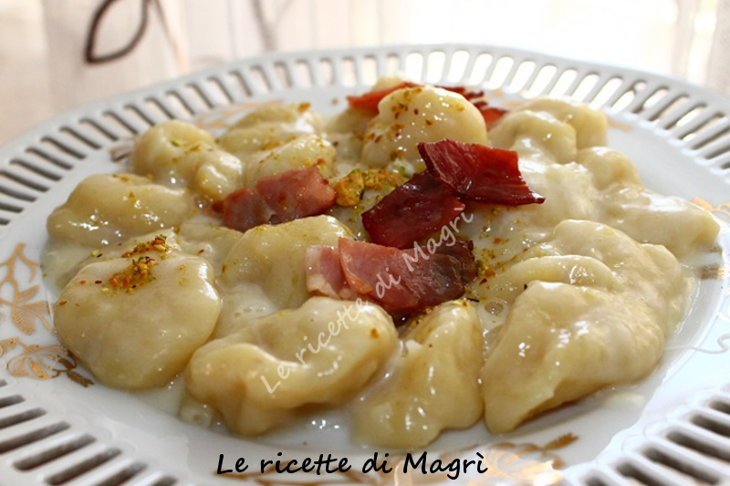 Gnocchi con crema di formaggio speck e granella di pistacchi.JPG