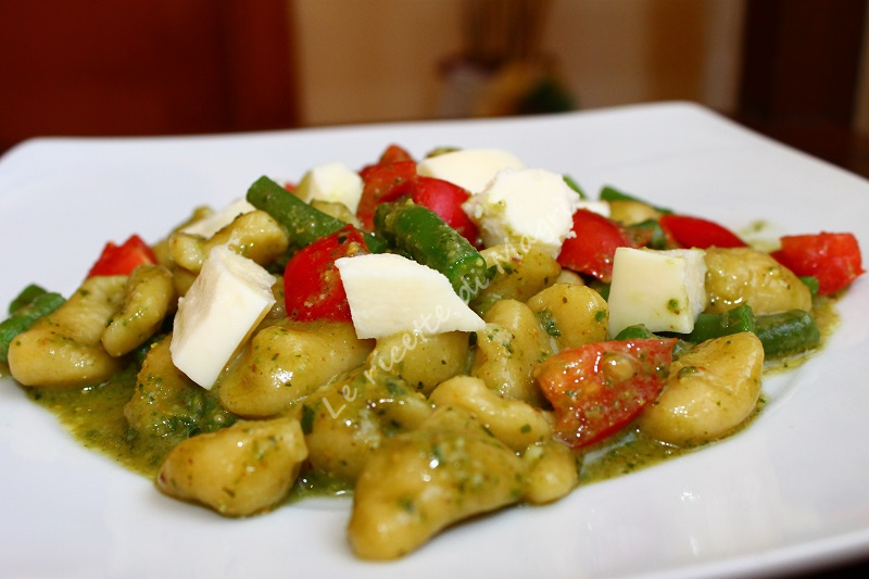 Gnocchi con pesto fagiolini  pomodori.JPG