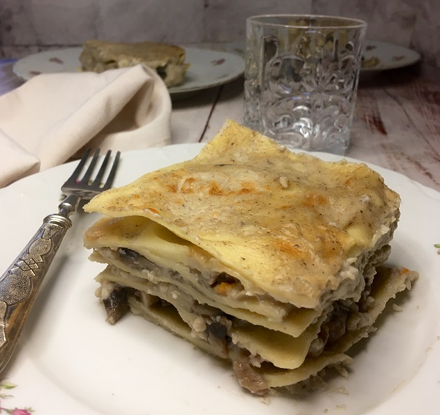 Lasagna con crema di funghi salsiccia e provola.jpg