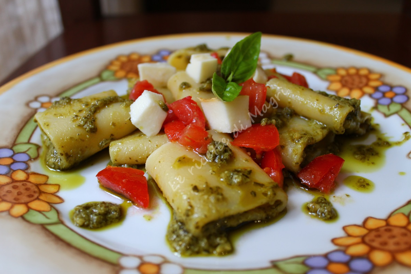 Paccheri pesto pomodori e provola.png