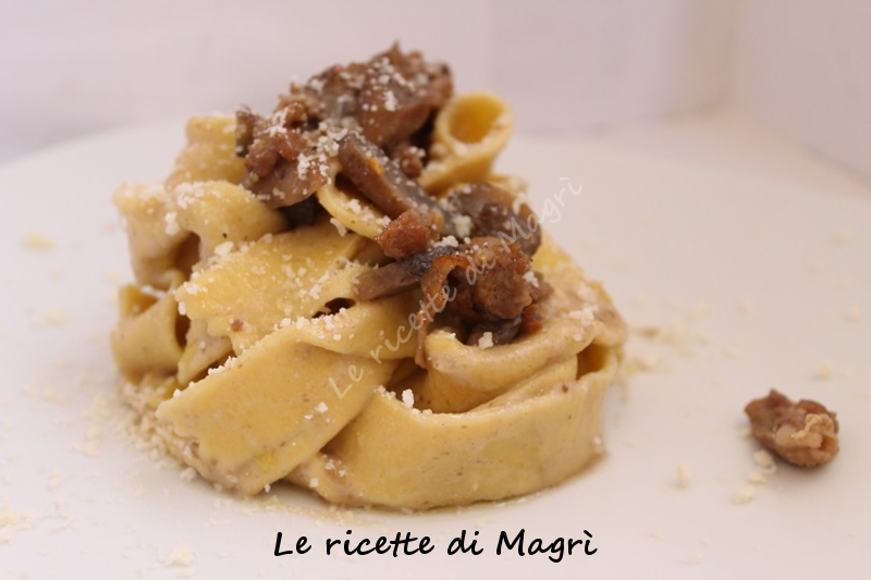 Pappardelle funghi e salsiccia.png