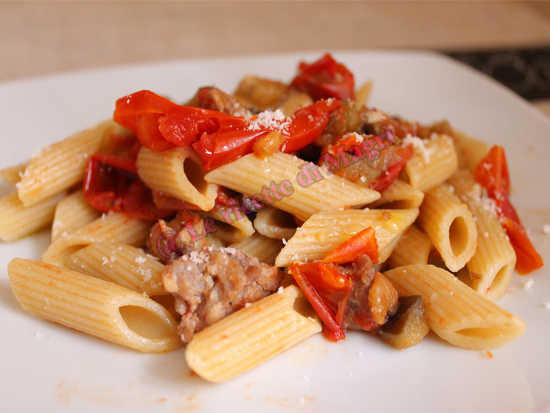 Penne integrali con melanzane, pomodorini e salsiccia.jpg