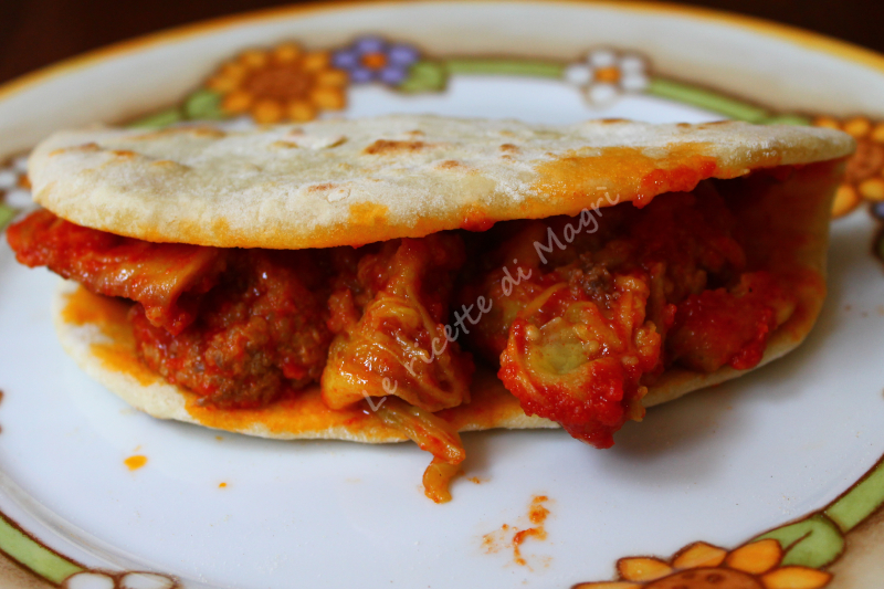 Piadina con polpette e parmigiana.JPG