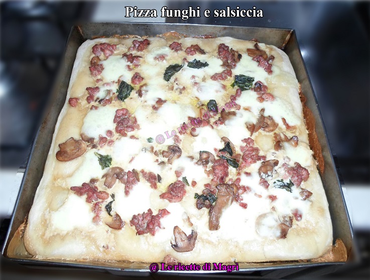 Pizza ai funghi e salsiccia.jpg