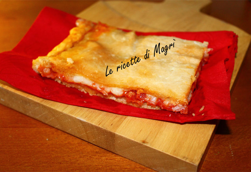 Pizza ripiena con salame.jpg