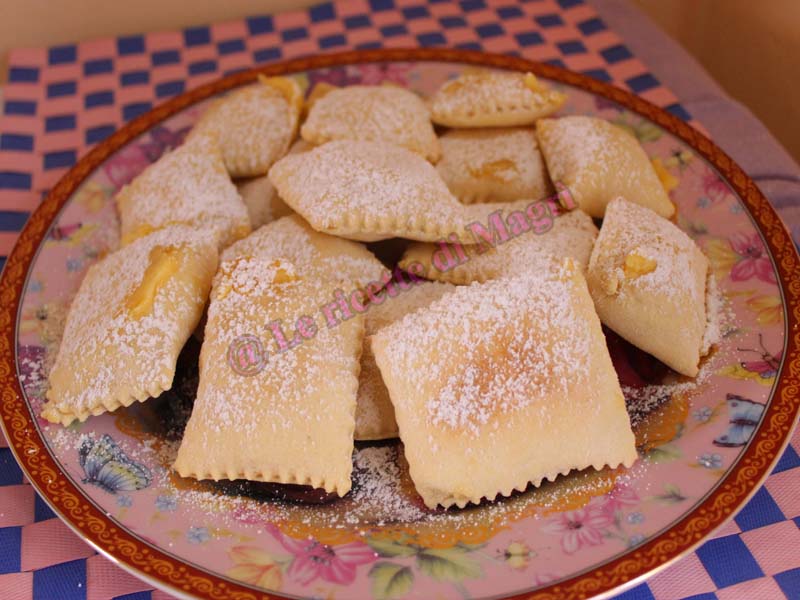 Quadrotti ripieni di crema al forno per carnevale.jpg