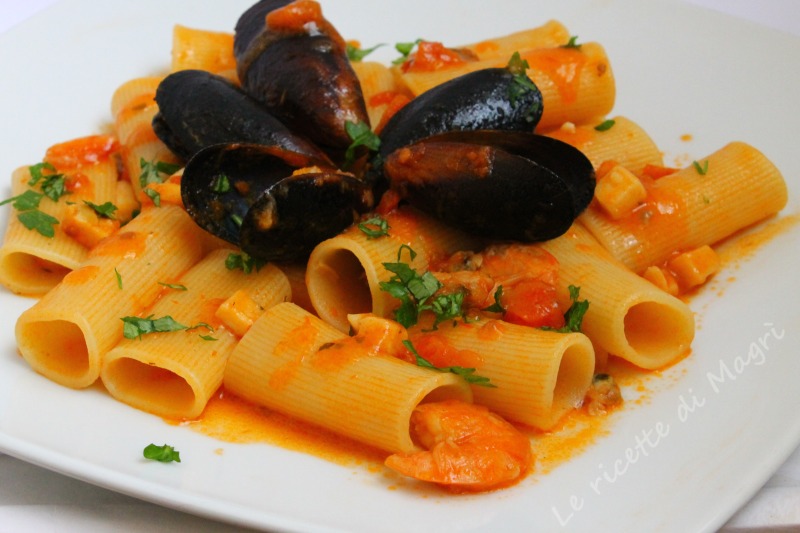 Rigatoni con sugo di pesce.jpg