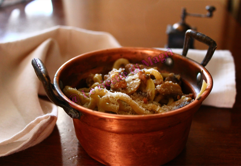 Spaghetti alla chitarra con funghi e salsiccia.jpg