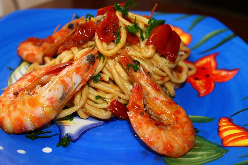 Spaghetti alla chitarra fatti in casa con mazzancolle.png