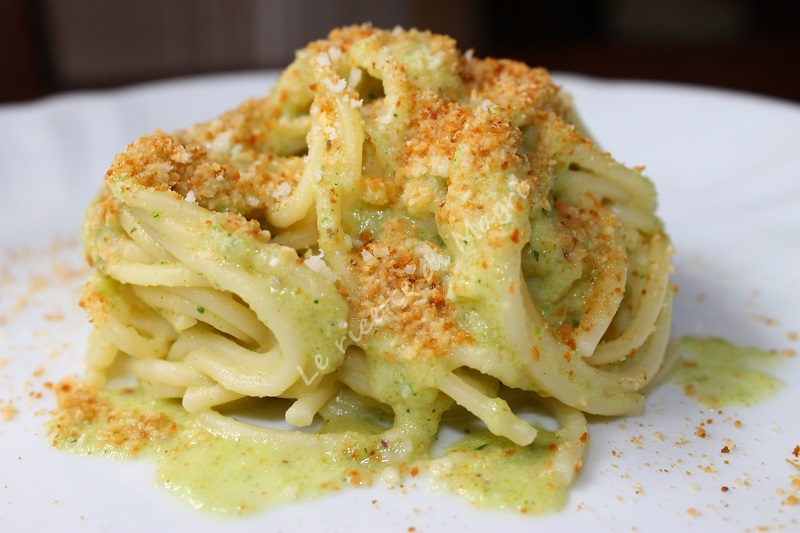 Spaghetti con pesto di zucchine pistacchi e pane grattugiato.png