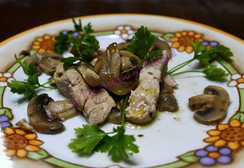 Straccetti di pollo con funghi.JPG