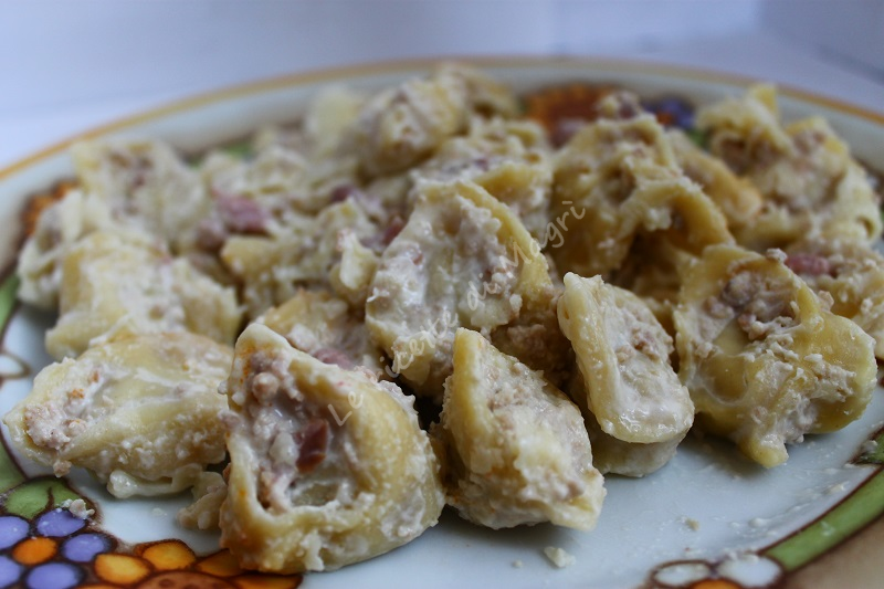 Tortellini fatti in casa con panna e prosciutto.png