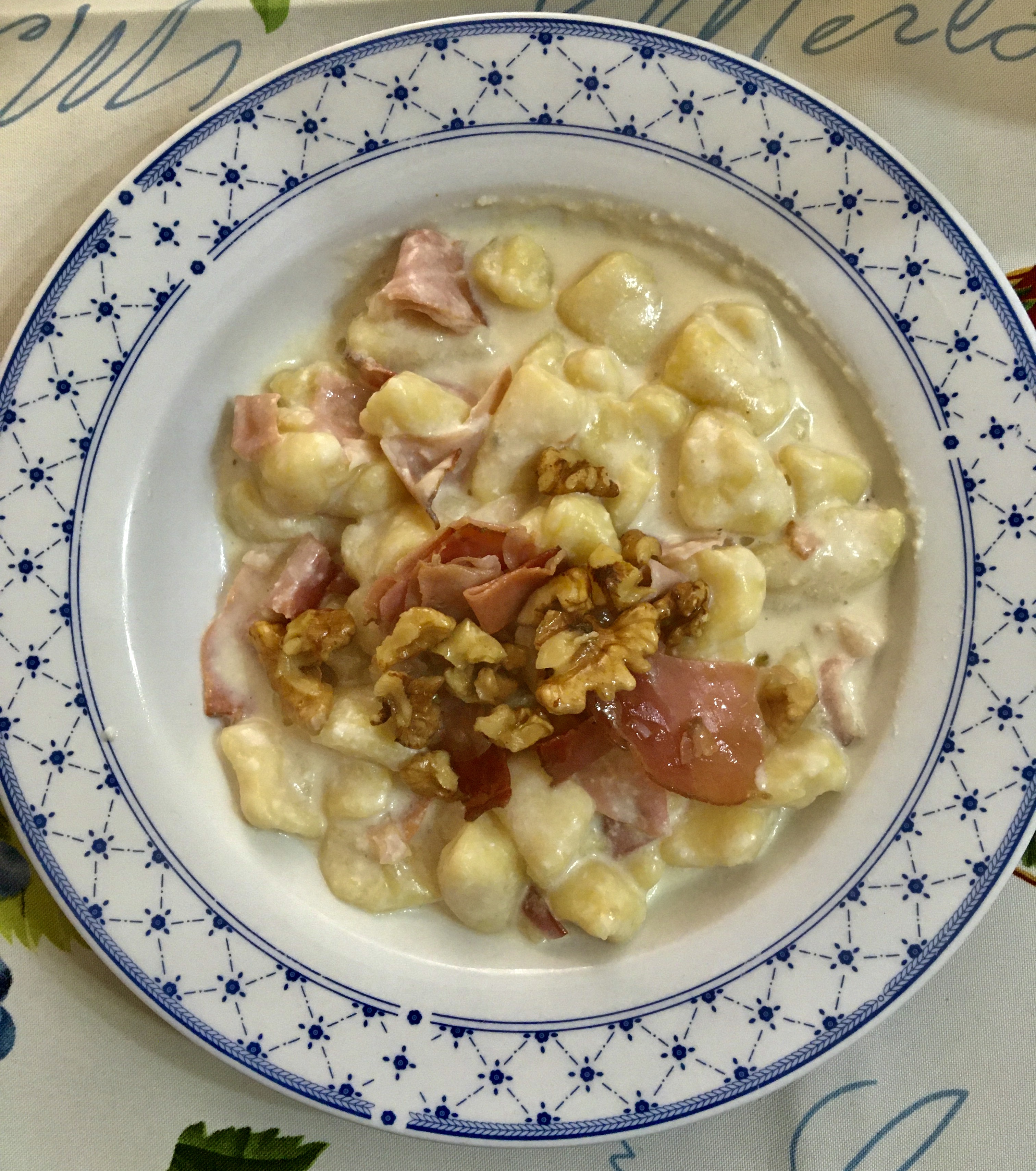 gnocchi_con_stracchino_speck_e_noci.jpg